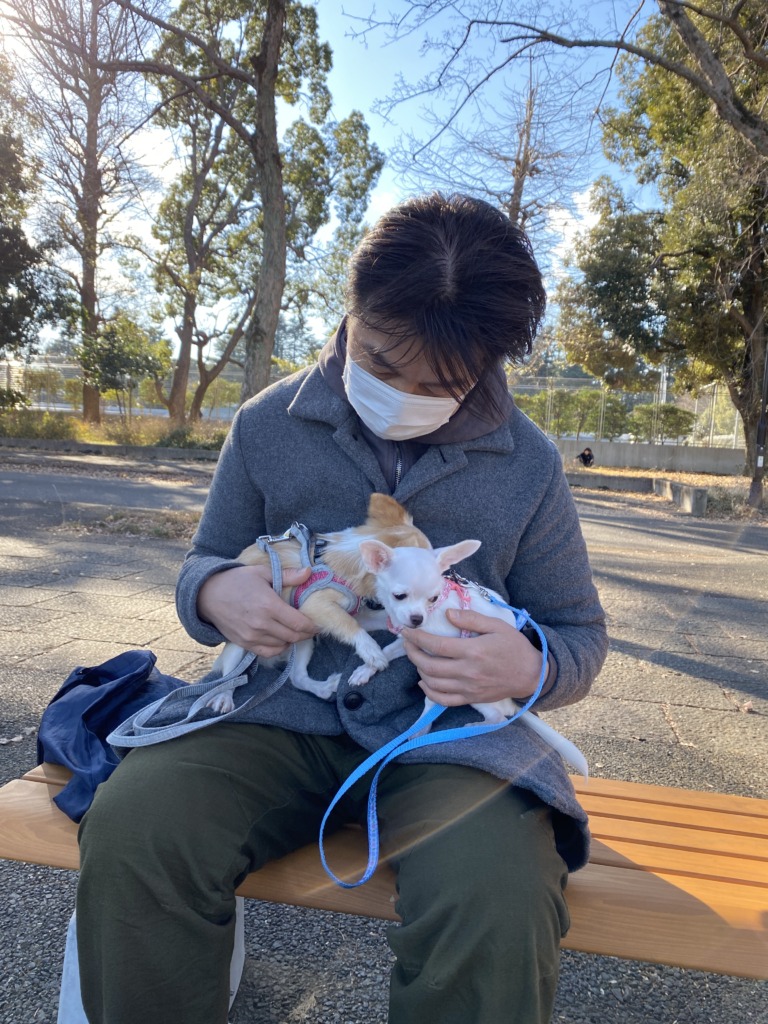 うちのこわんわん「ドッグマッサージ資格・調理師免許保持。サンフランシスコのホテルで6年、銀座の料理屋で20年、さらに介護病棟の病院食チーフを務めた経験を活かし、“人も犬も安心できる”衣・食・住アイテムを厳選しています。」