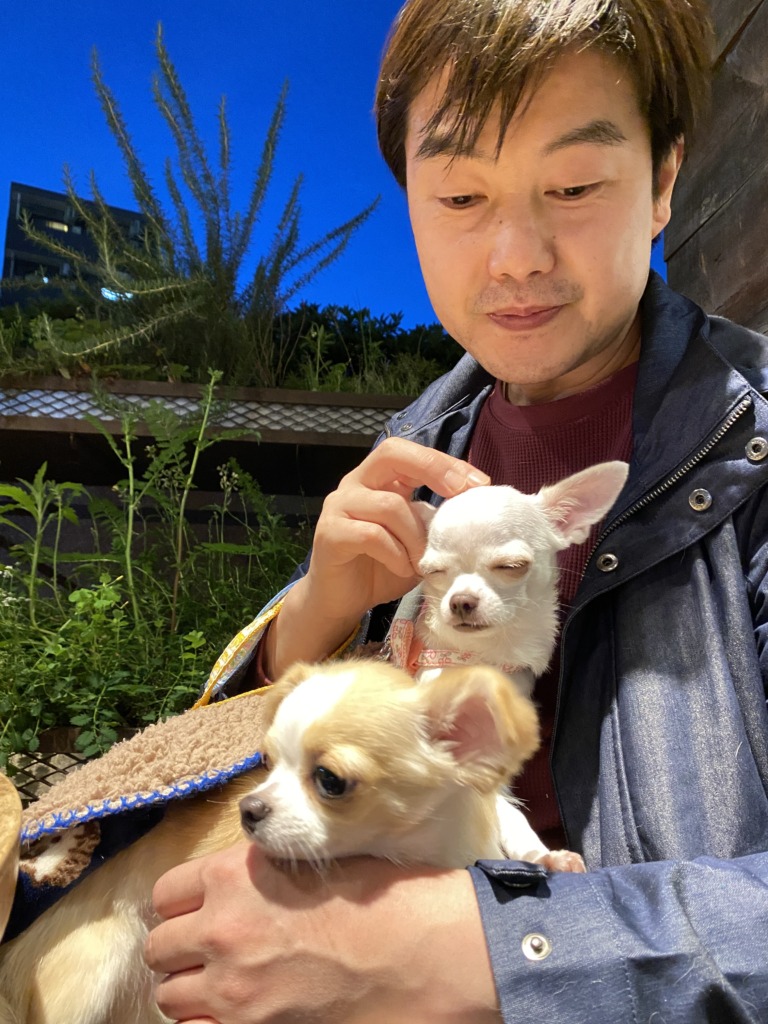 うちのこわんわん「ドッグマッサージ資格・調理師免許保持。サンフランシスコのホテルで6年、銀座の料理屋で20年、さらに介護病棟の病院食チーフを務めた経験を活かし、“人も犬も安心できる”衣・食・住アイテムを厳選しています。」